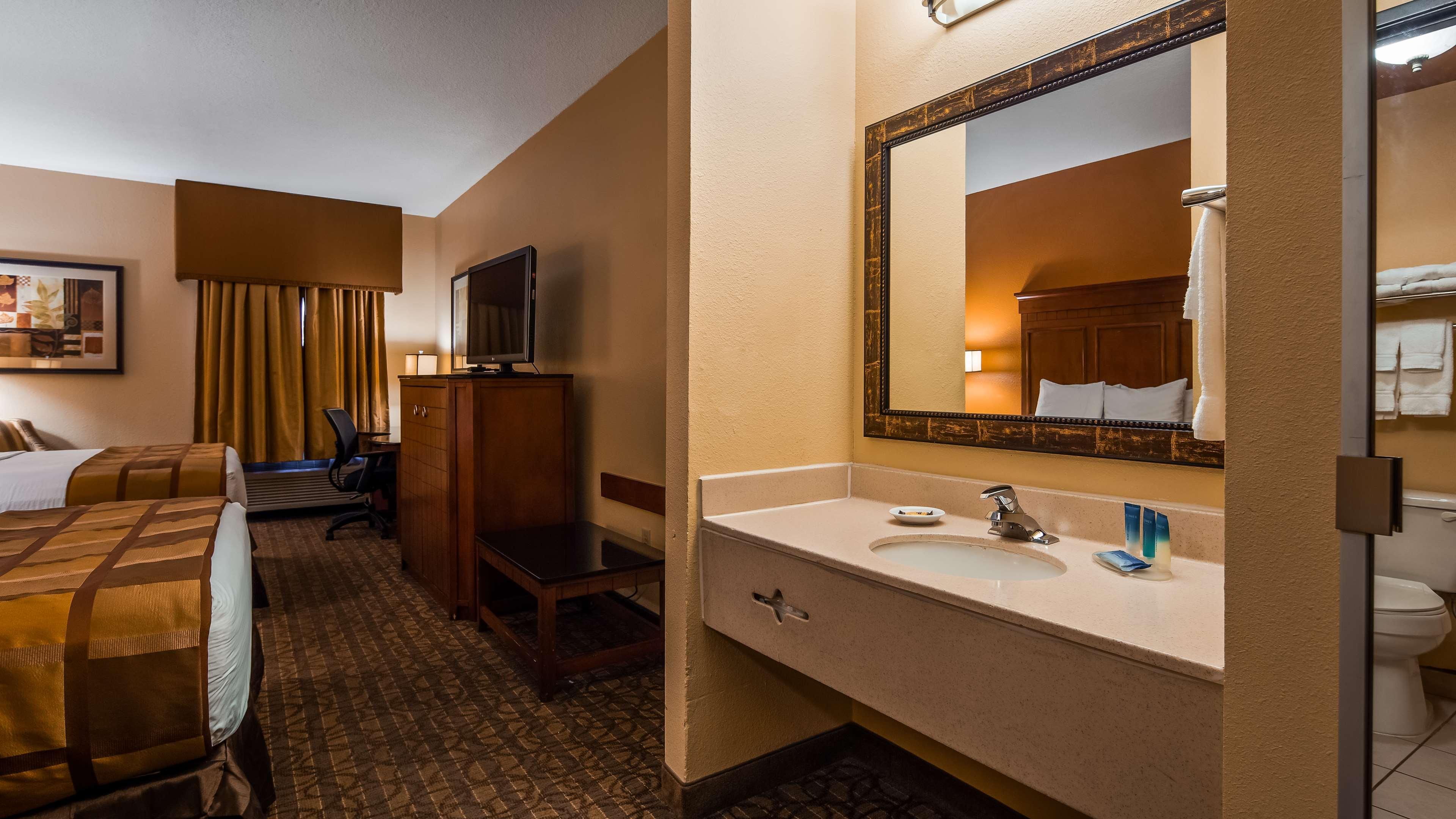 Best Western Plus Midwest Inn & Suites Salina Exterior foto
